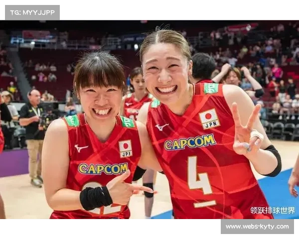 费尔哈特·阿克巴什笑对石川真佑鬼脸，团队氛围轻松